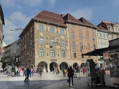 Luegg-Huser und Rathaus am Hauptplatz ...