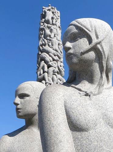 Unzhlige Skulpturen flankieren den Obelisken