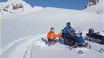 Erfolgreicher Heiratsantrag im knietiefen Schnee ...