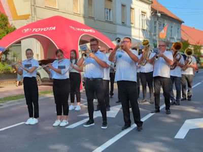 ... die Musi kommt ...