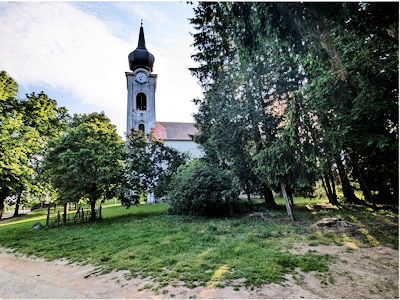 ... die protestantische Kirche, liebevoll eingerichtet ...