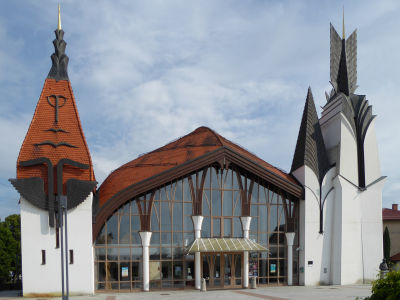 Gegenstze: Kulturhalle und Hotel Cubis ...