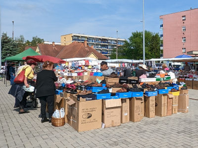 Kontrastprogramm: Markt in Lenti - da braucht man keine Umkleidekabinen ...