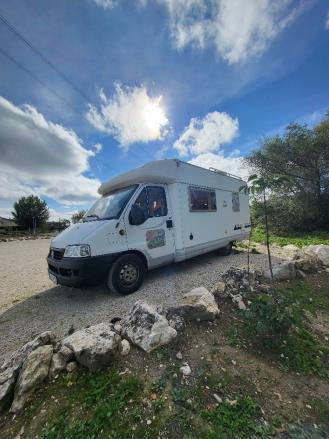 Wetterbesserung: Stellplatz auf einem ehemaligen Parkplatz ... Wetterbesserung: Stellplatz auf einem ehemaligen Parkplatz ...