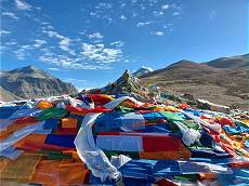 Kailash Kora: Gebetsfahnen vor dem Kailash